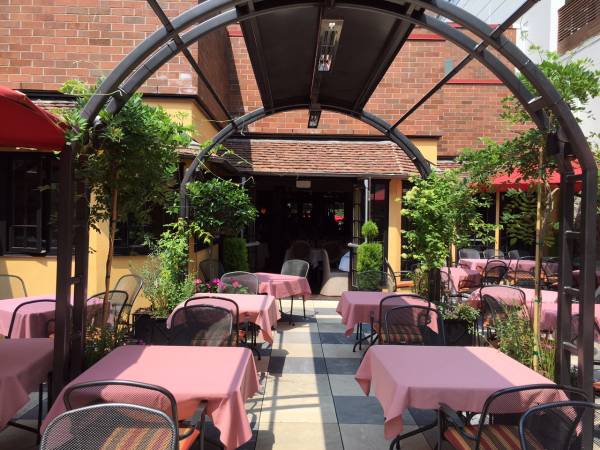Giardino restaurant patio setup