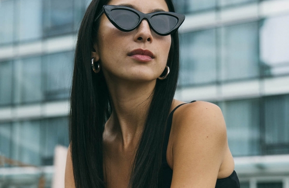 A women with cat-eye sunglass