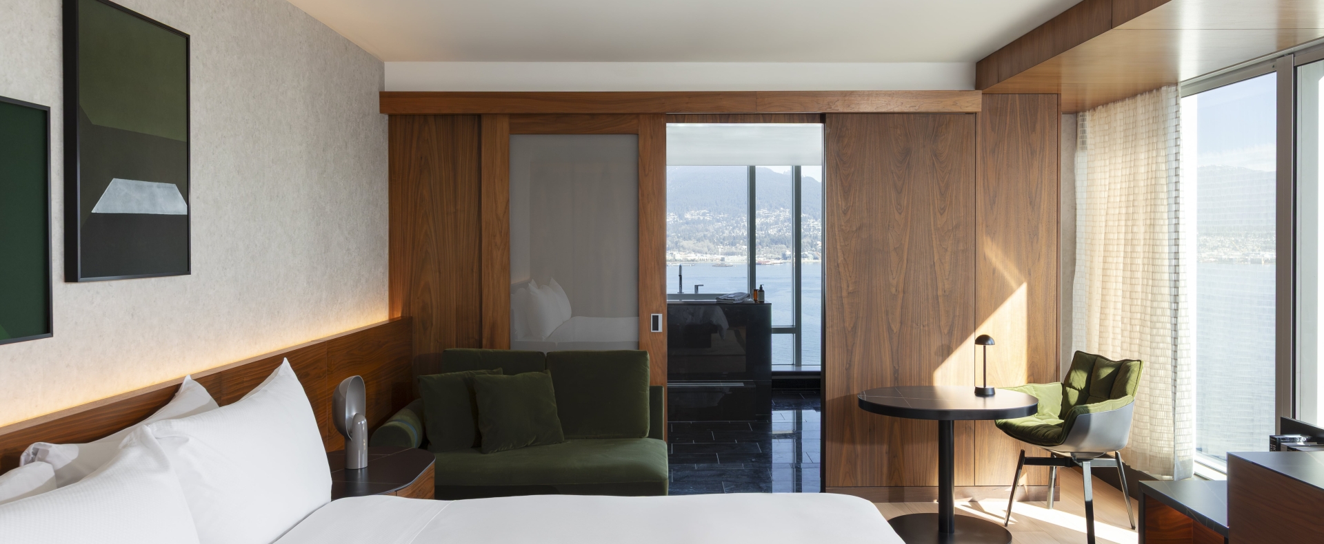 Fairmont Gold Harbour View Room with Jetted Tub