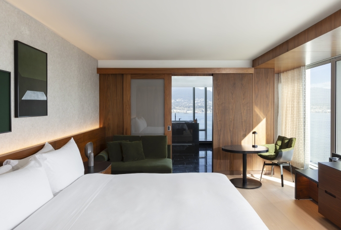 Fairmont Gold Harbour View Room with Jetted Tub